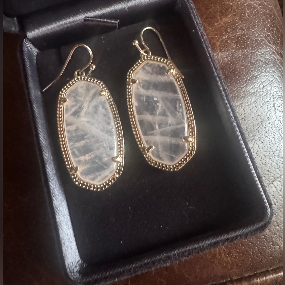 NWT Kendra Scott Elegant Rose Quartz Stone Drop Earrings
Gold tone